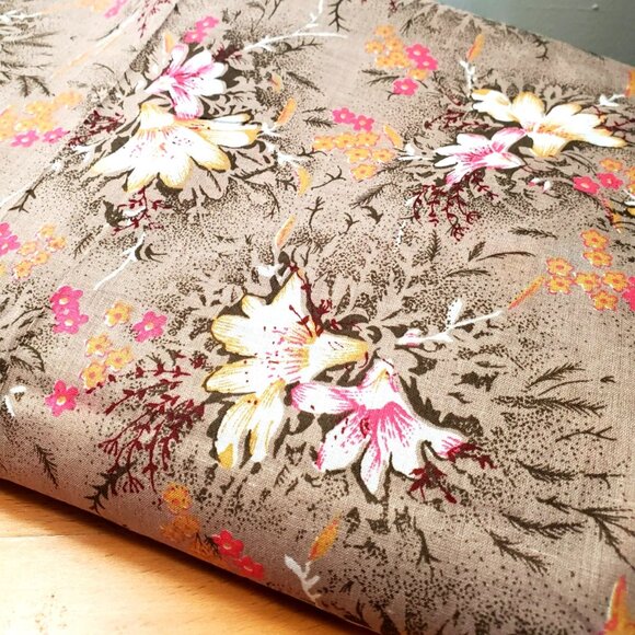 COTTON FABRIC FLORAL PRINT NEW 136" x 33" BEIGE WHITE YELLOW CRAFT SEWING QUILT - Picture 3 of 7